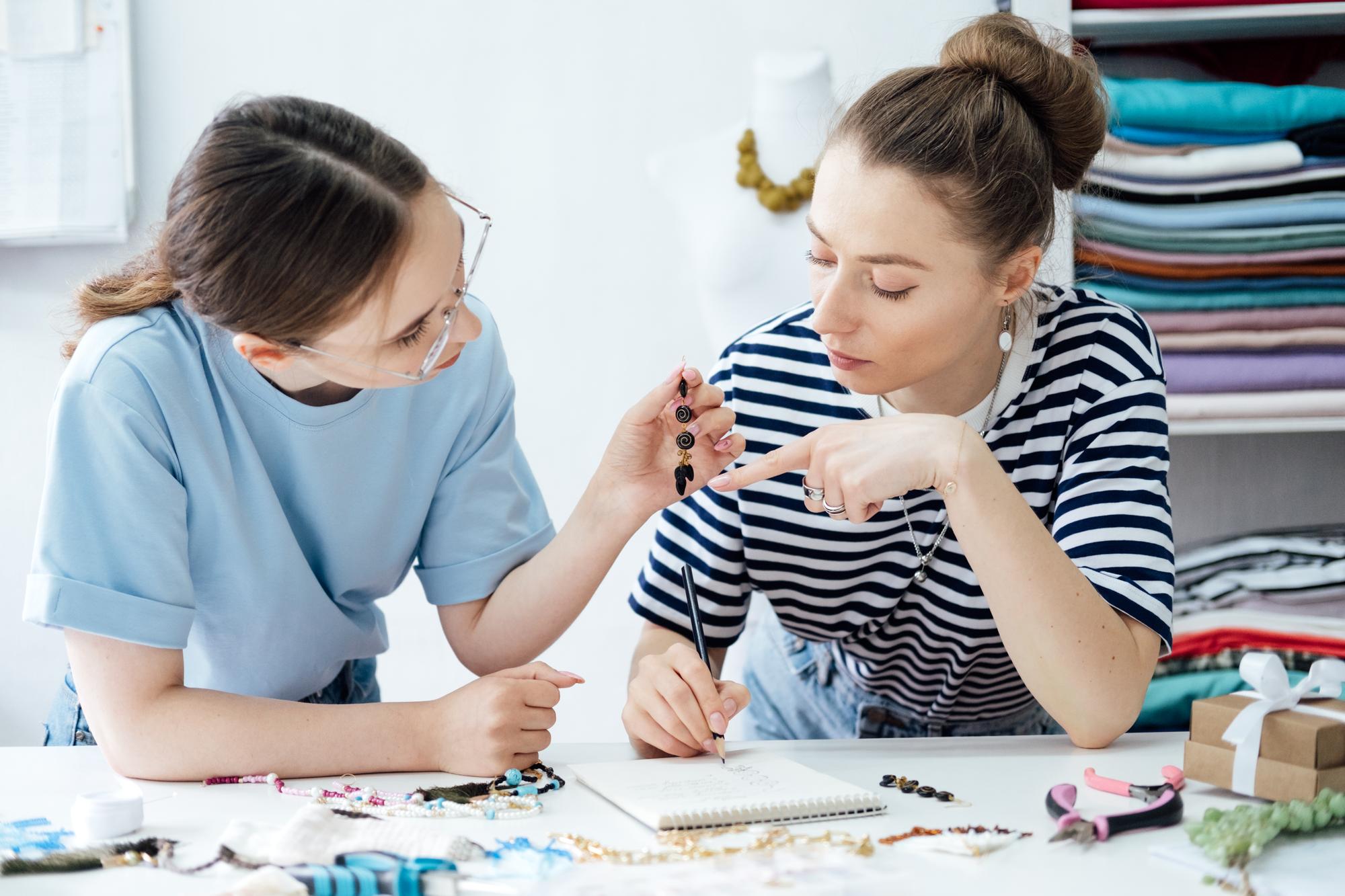 La maestra di ricamo insegna a una studentessa